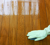 スポンジ、または「ワックスはがし専用ブラシ(別売）」等で床に均一に塗り広げます。